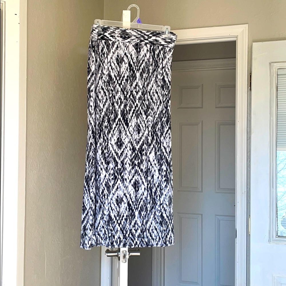 Black and white maxi skirt with double slit.